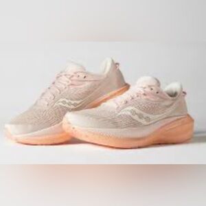 SAUCONY WOMEN'S GALENTINE'S DAY TRIUMPH RUNNING SHOES in BLUSH SZ 8.5